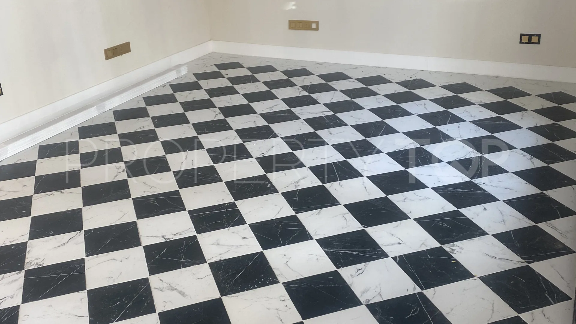 Building for sale in Estepona with 9 bedrooms