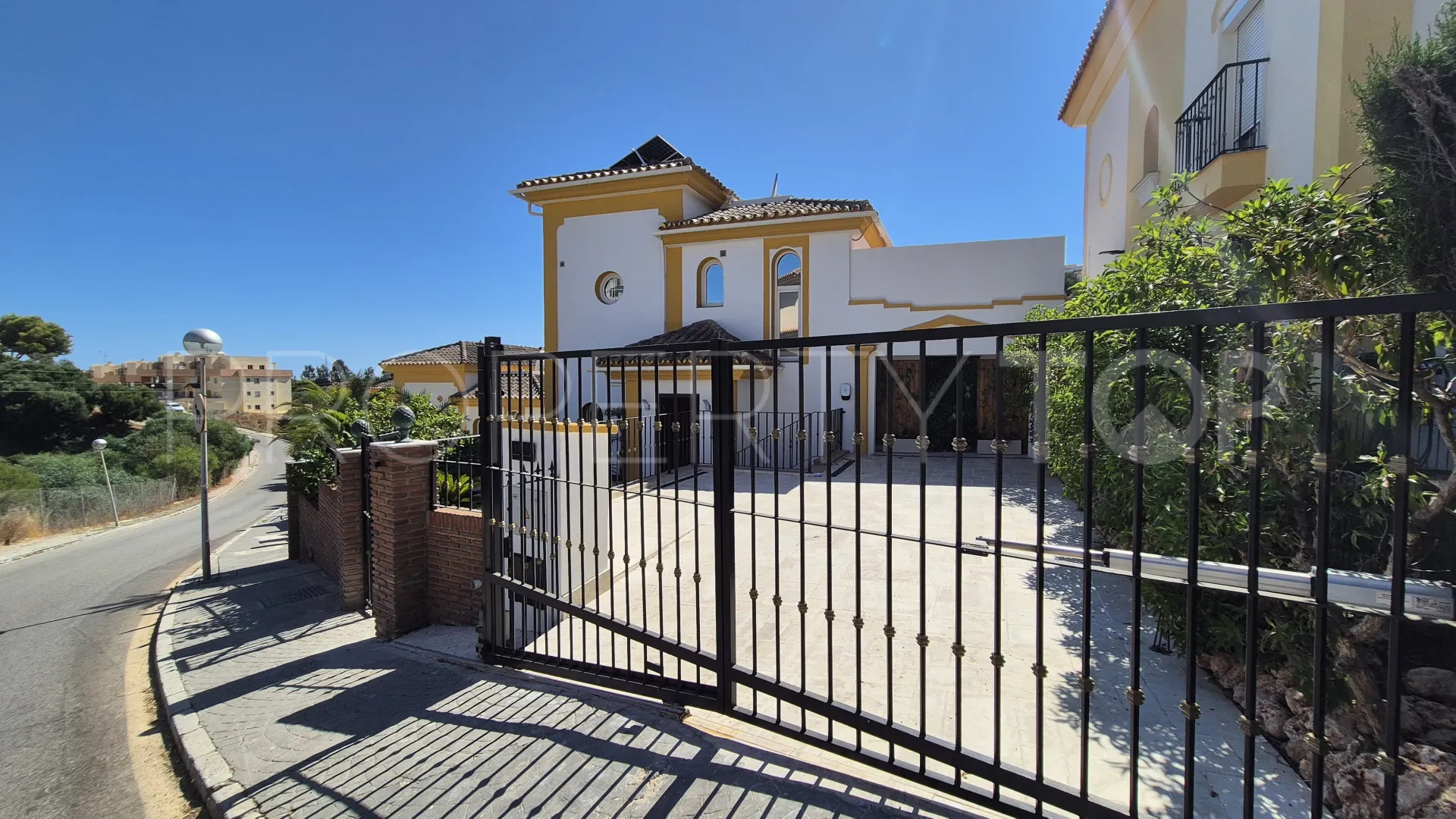 For sale 4 bedrooms house in Riviera del Sol