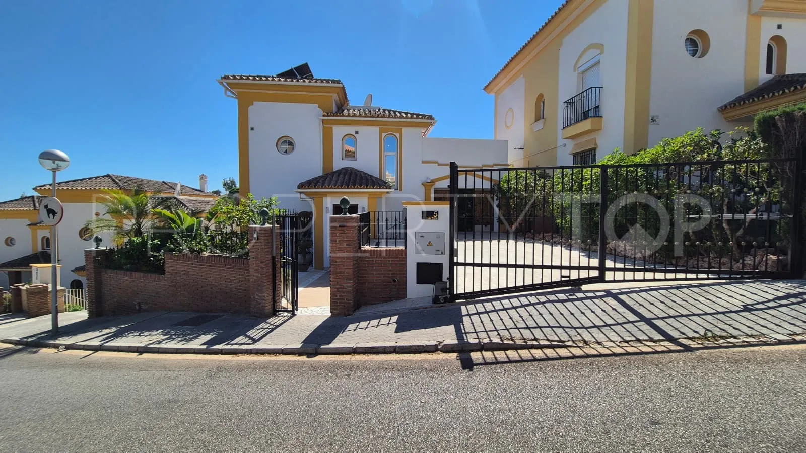 For sale 4 bedrooms house in Riviera del Sol