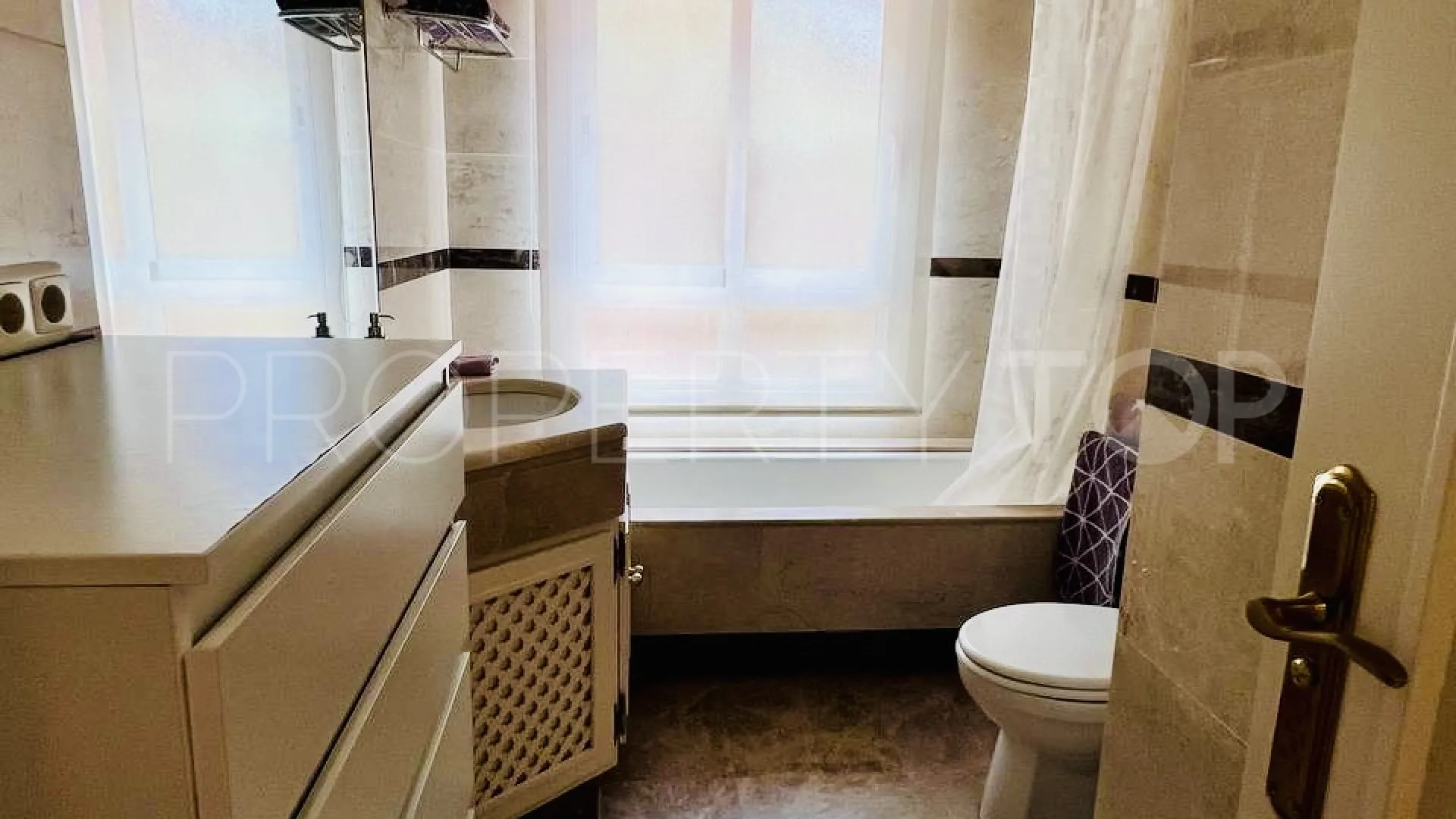 Se vende apartamento en Nueva Andalucia de 3 dormitorios