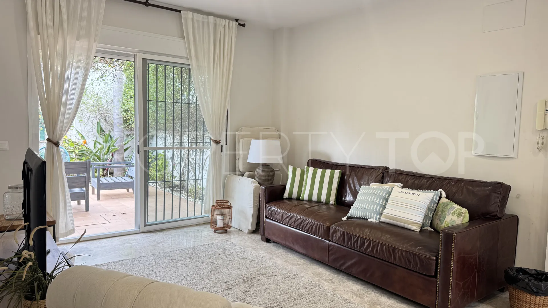 Apartamento planta baja con 2 dormitorios en venta en Nueva Andalucia