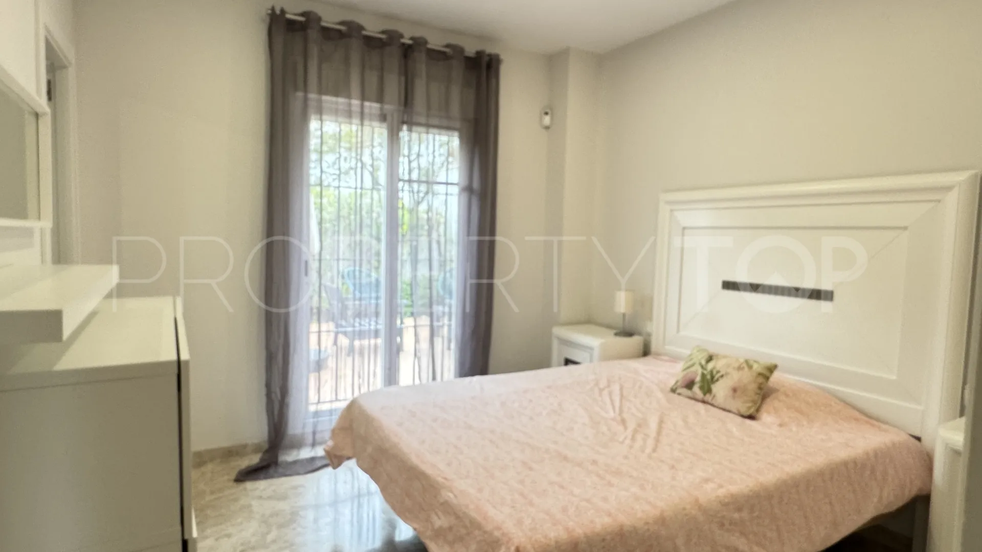 Apartamento planta baja con 2 dormitorios en venta en Nueva Andalucia