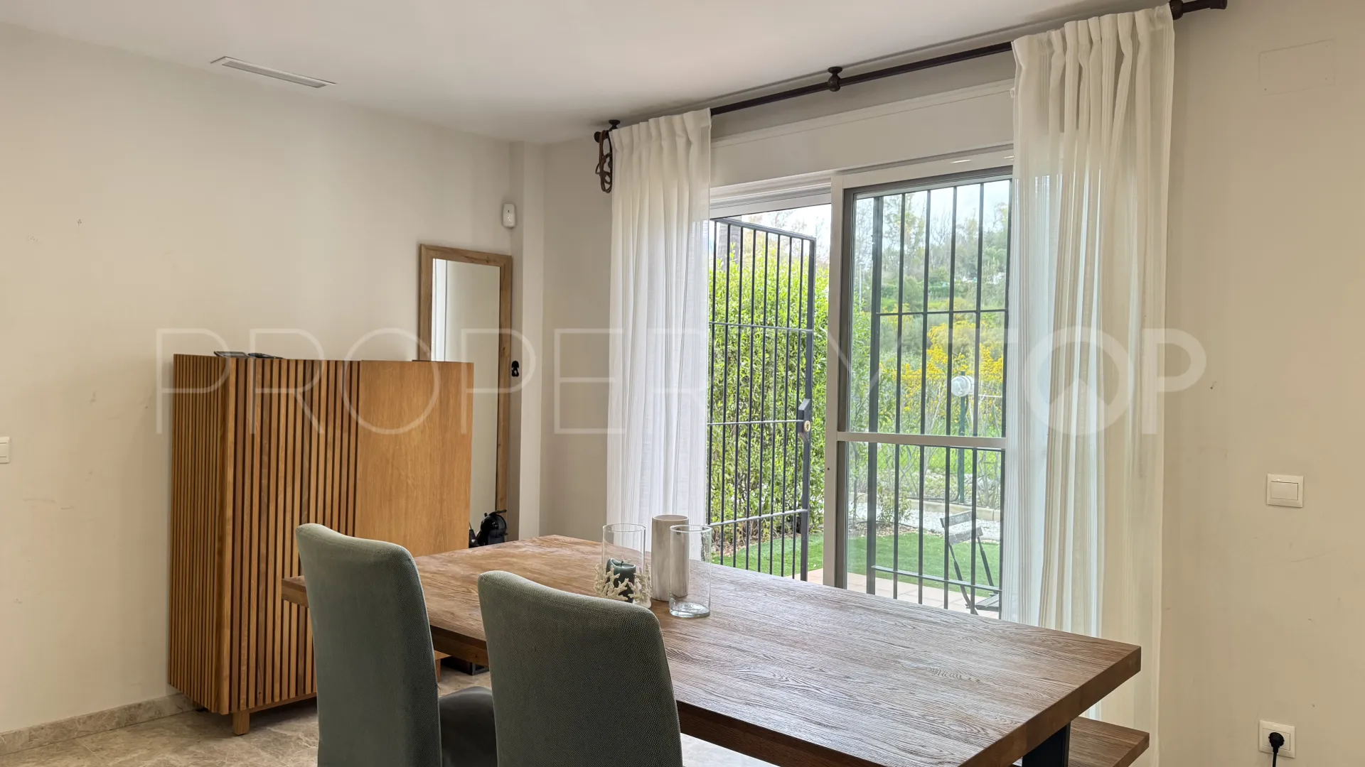 Apartamento planta baja con 2 dormitorios en venta en Nueva Andalucia
