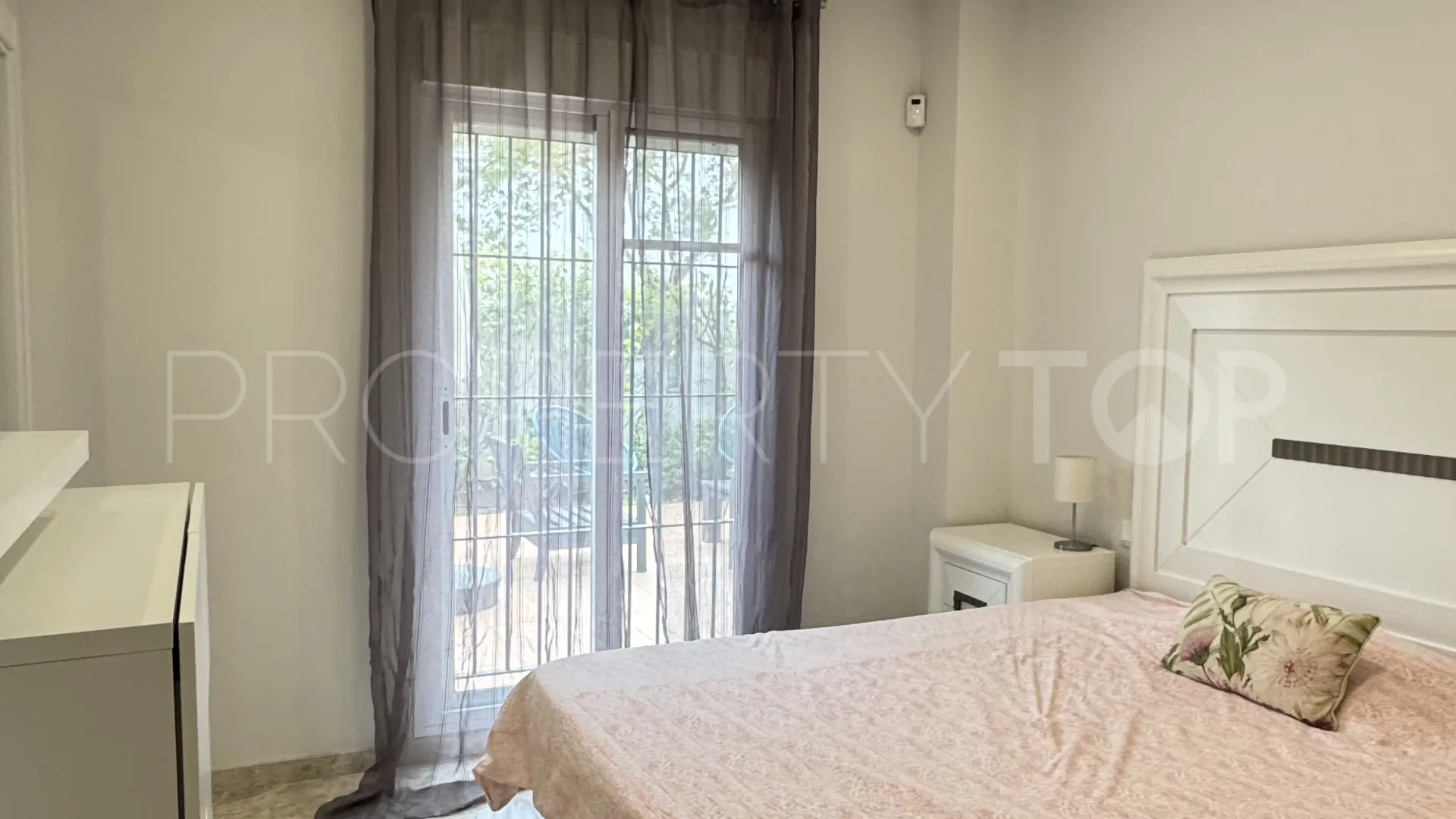 Apartamento planta baja con 2 dormitorios en venta en Nueva Andalucia