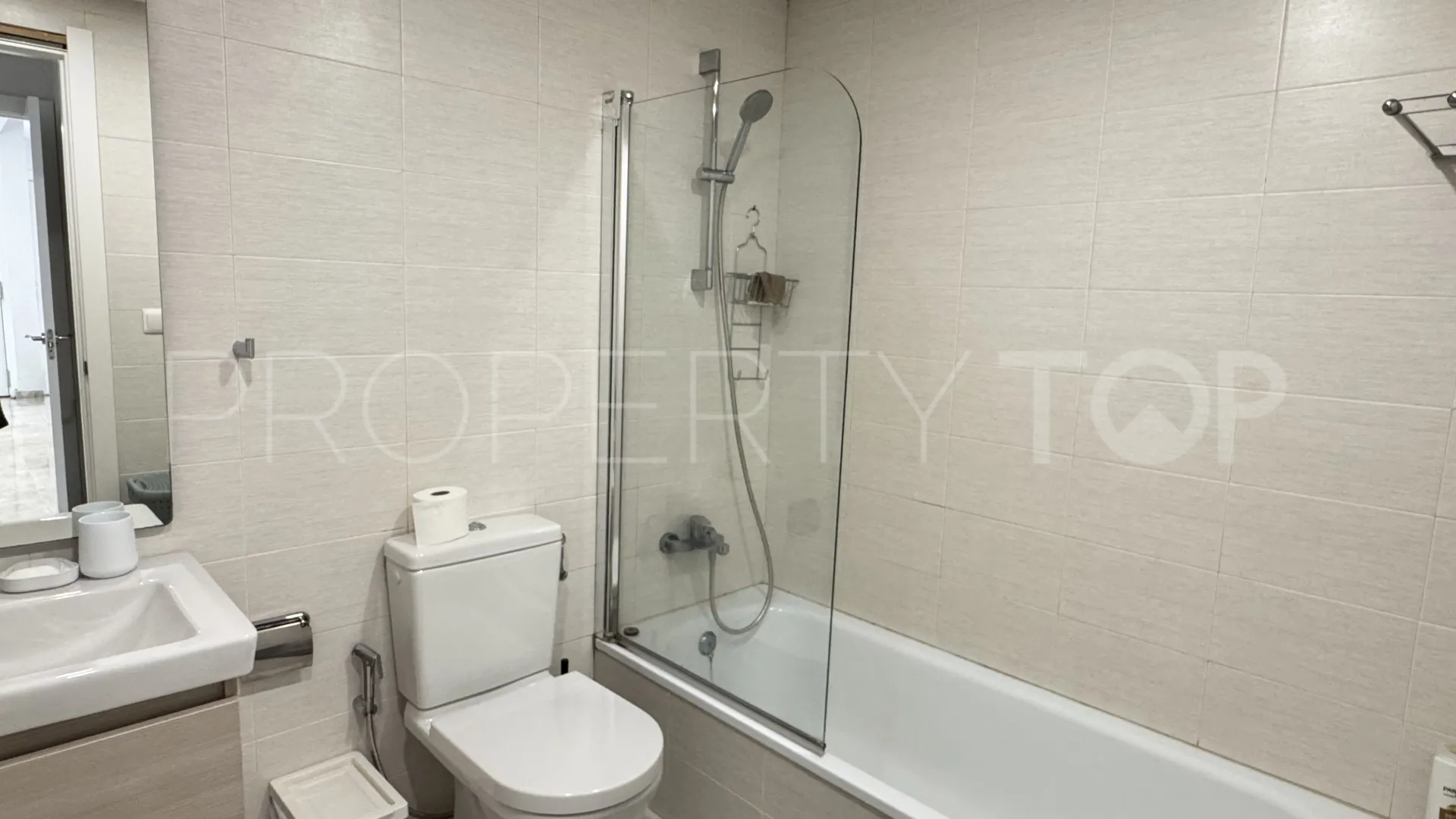Apartamento planta baja con 2 dormitorios en venta en Nueva Andalucia