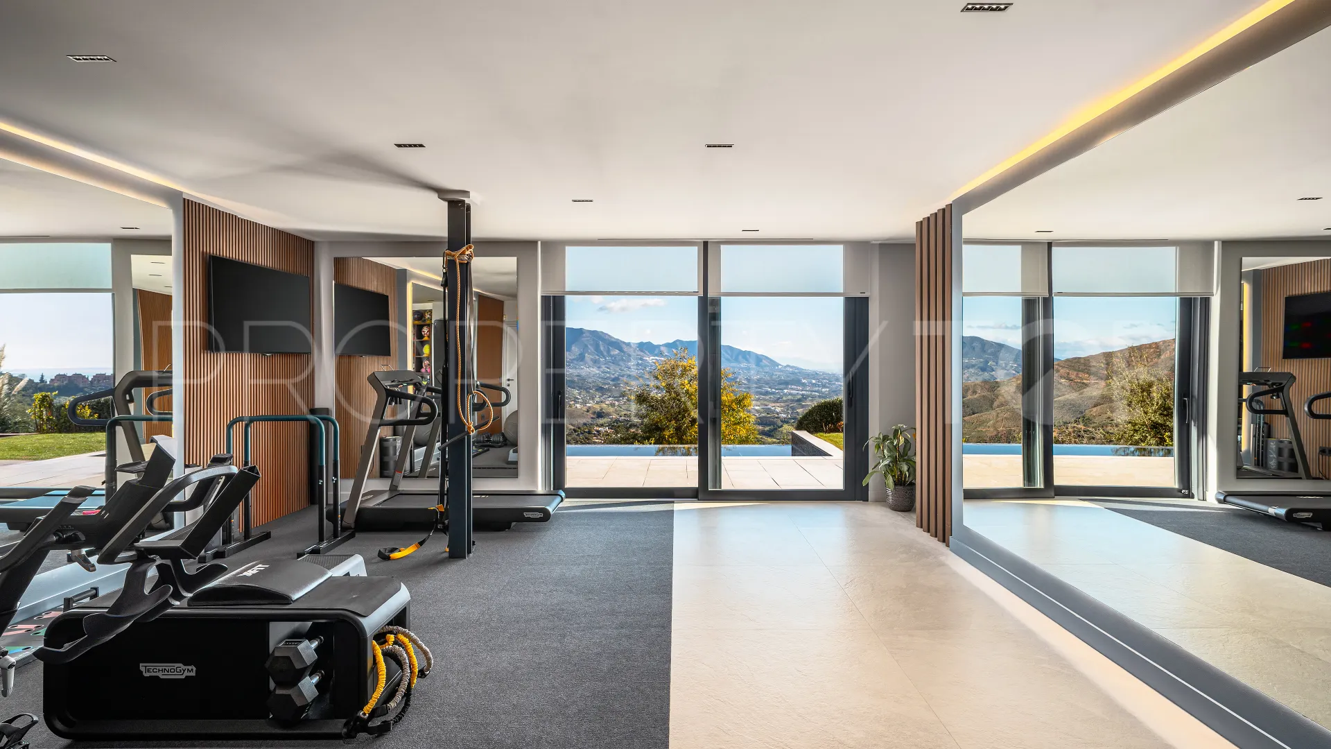 Villa de 6 dormitorios en venta en Marbella Este