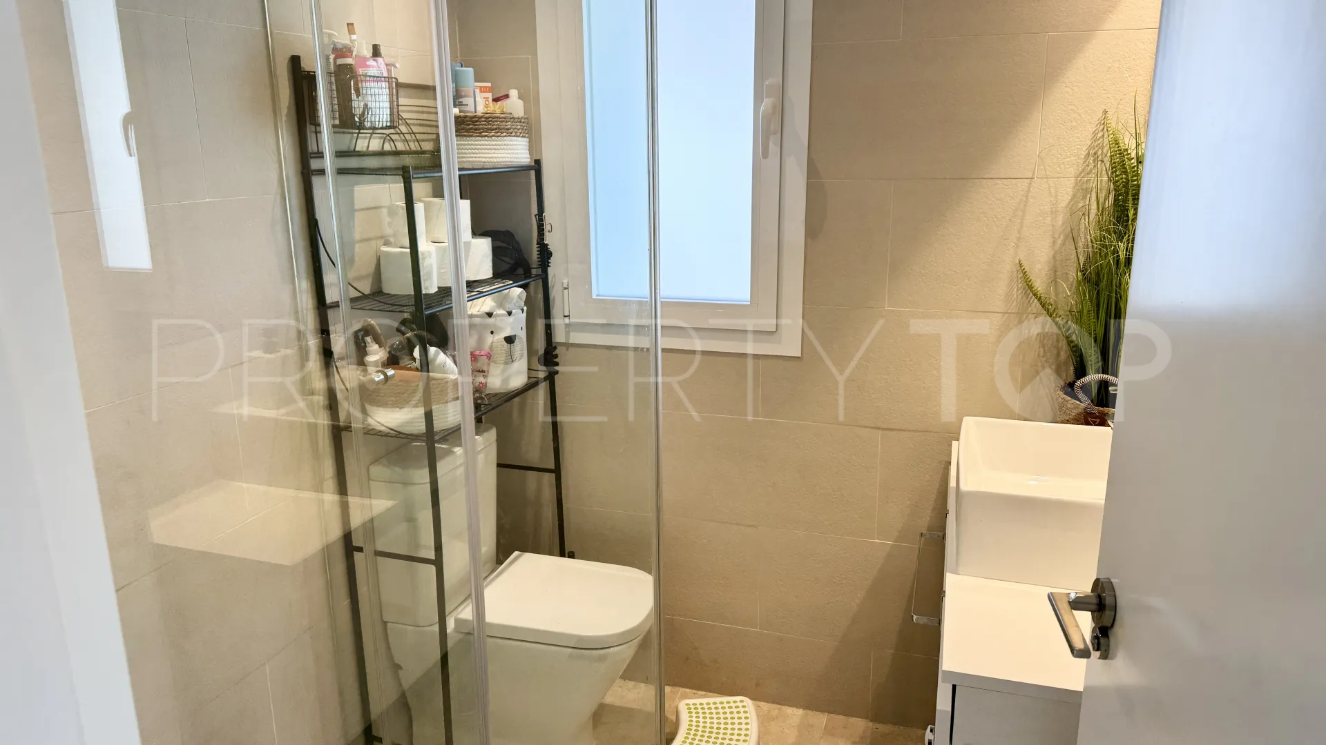 Apartamento planta baja en venta en Benahavis con 3 dormitorios