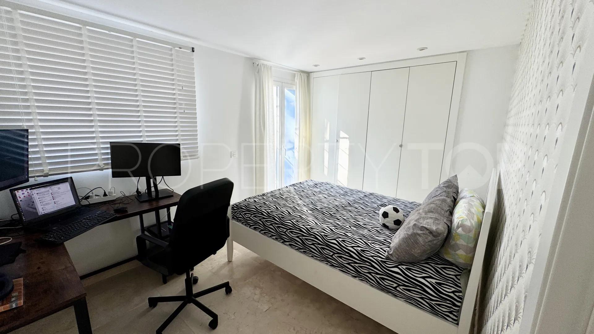 Apartamento planta baja en venta en Benahavis con 3 dormitorios