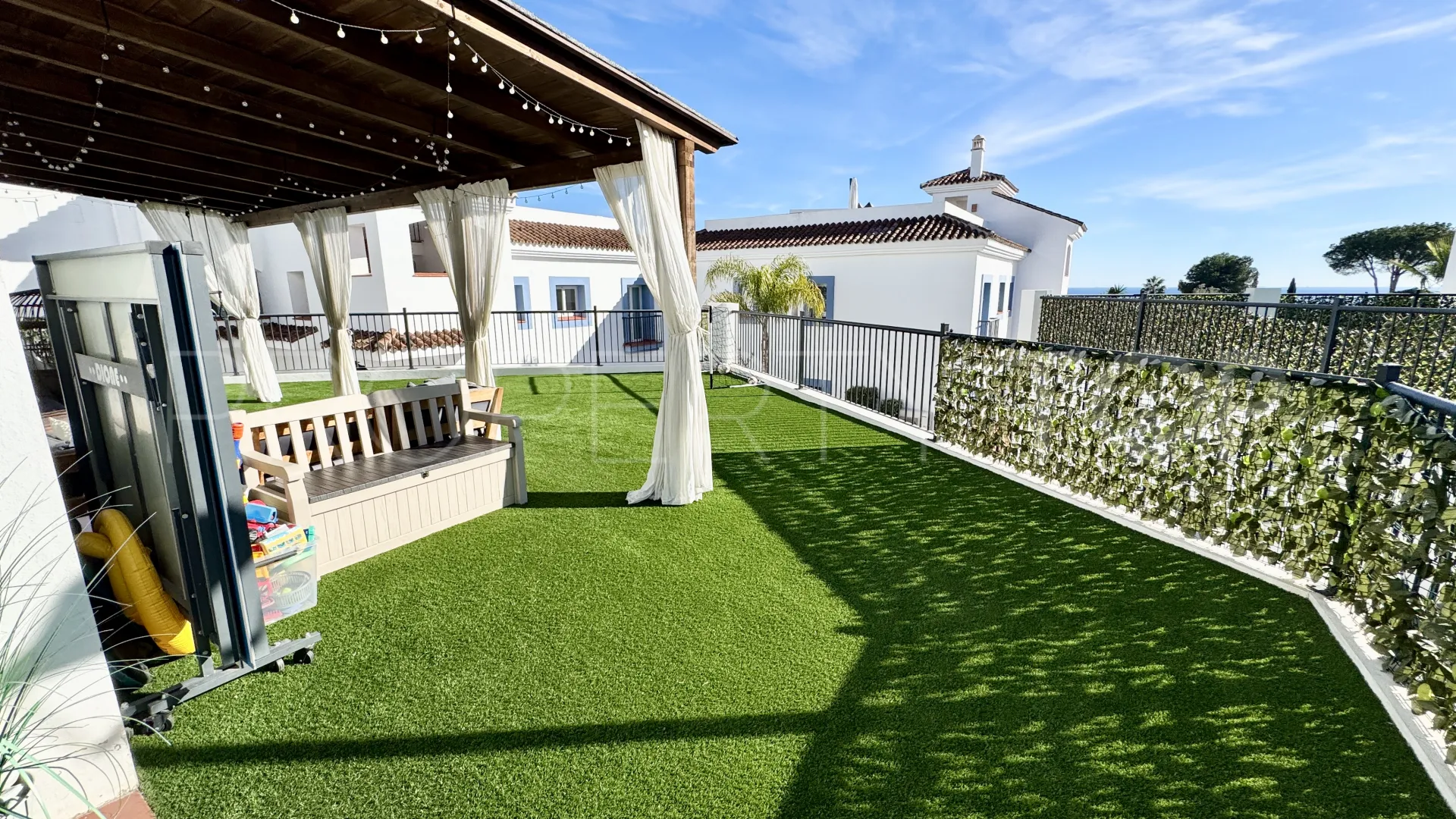 Apartamento planta baja en venta en Benahavis con 3 dormitorios