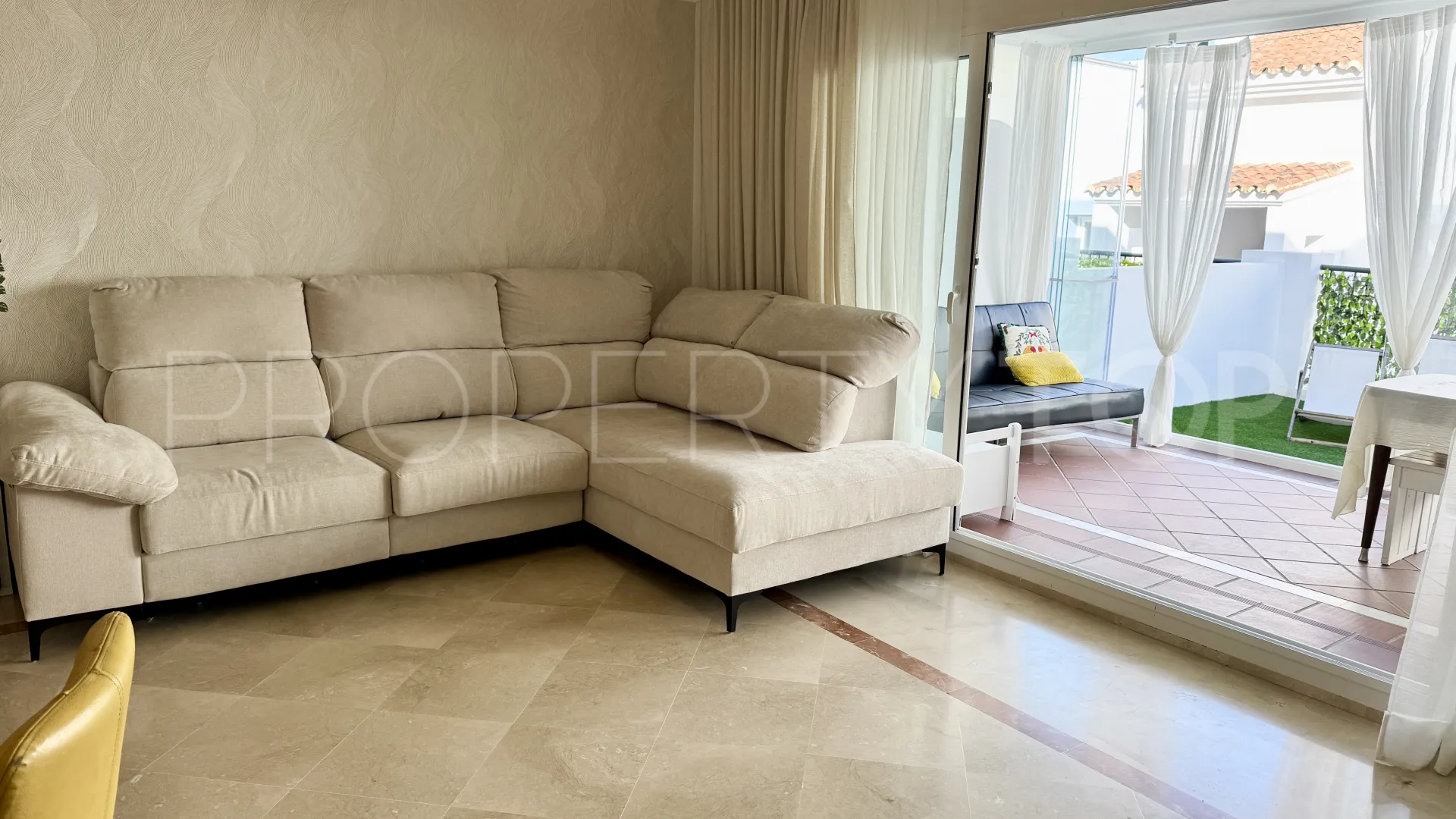 Apartamento planta baja en venta en Benahavis con 3 dormitorios