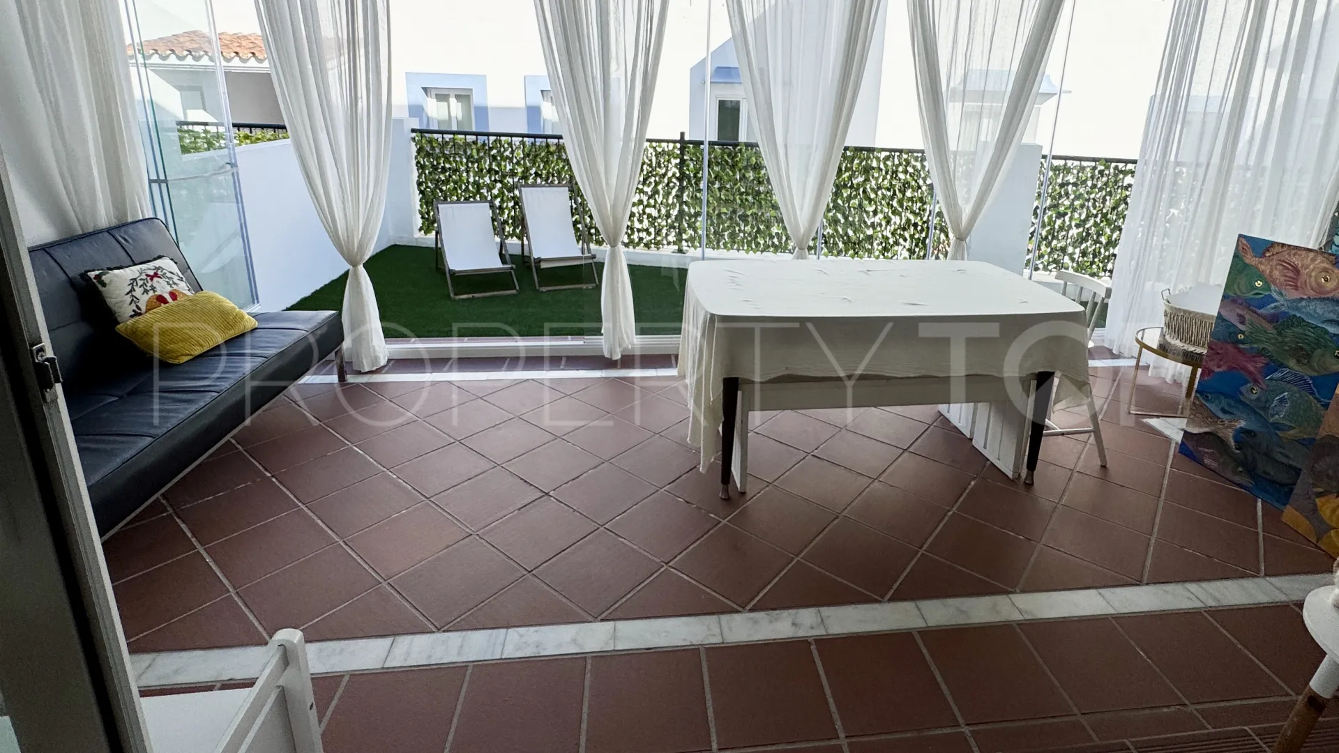 Apartamento planta baja en venta en Benahavis con 3 dormitorios