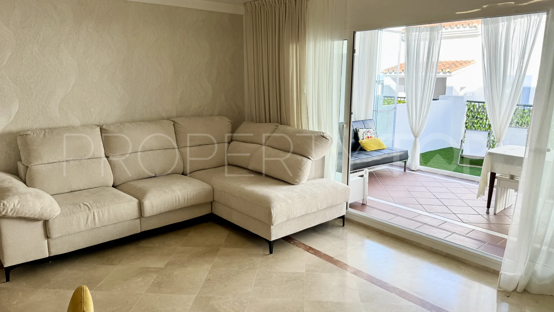 Apartamento planta baja en venta en Benahavis con 3 dormitorios