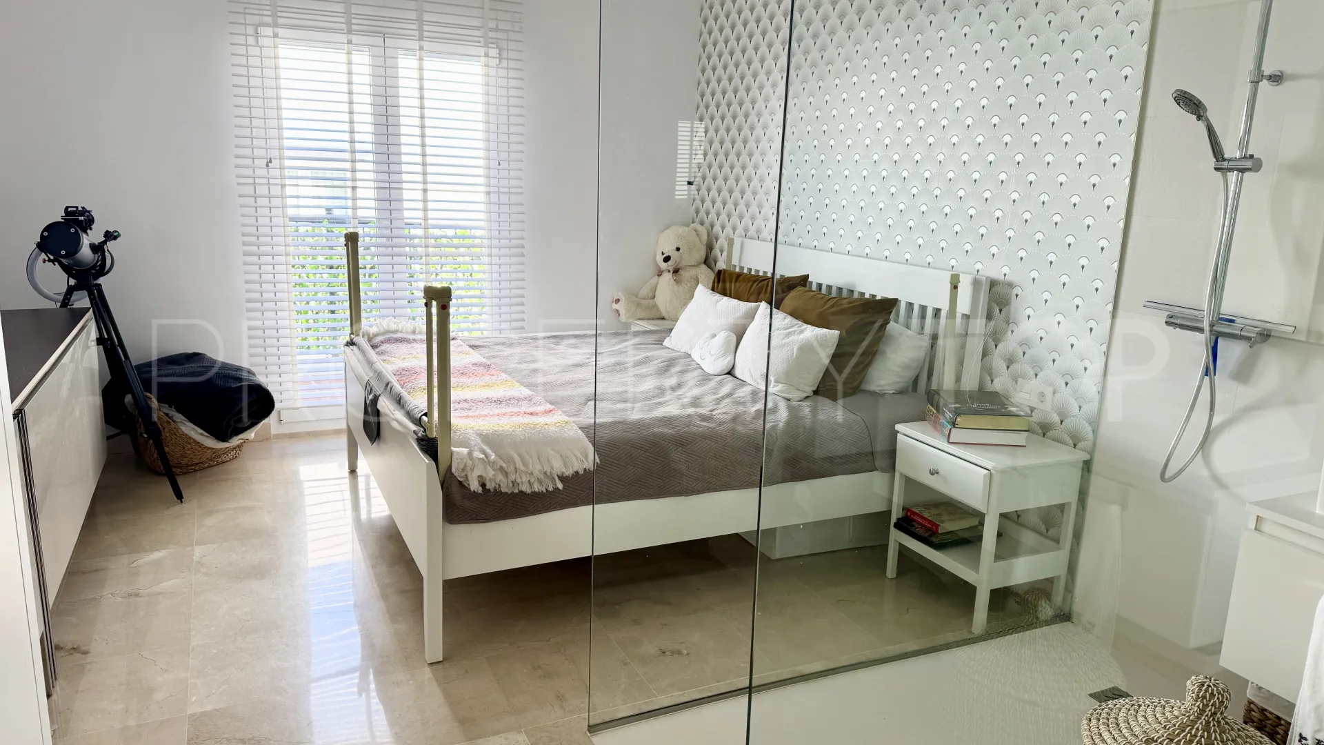 Apartamento planta baja en venta en Benahavis con 3 dormitorios