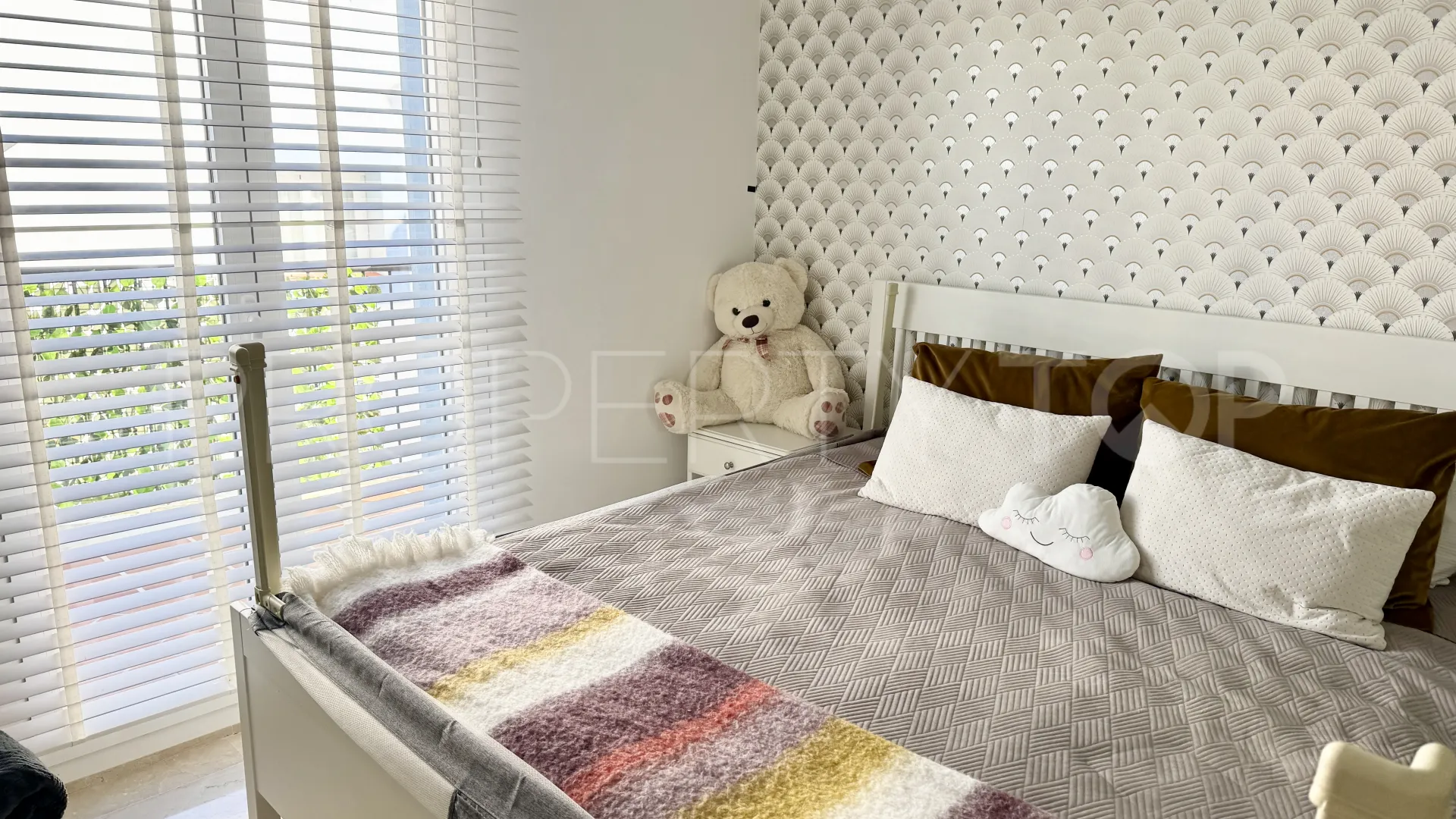 Apartamento planta baja en venta en Benahavis con 3 dormitorios