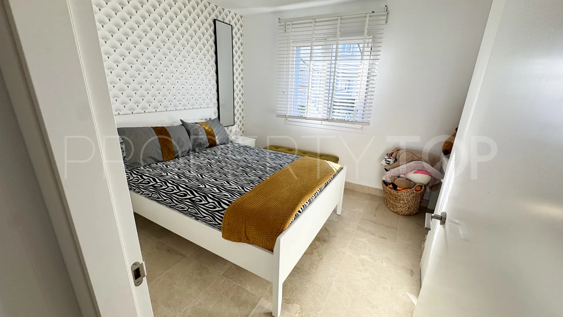 Apartamento planta baja en venta en Benahavis con 3 dormitorios