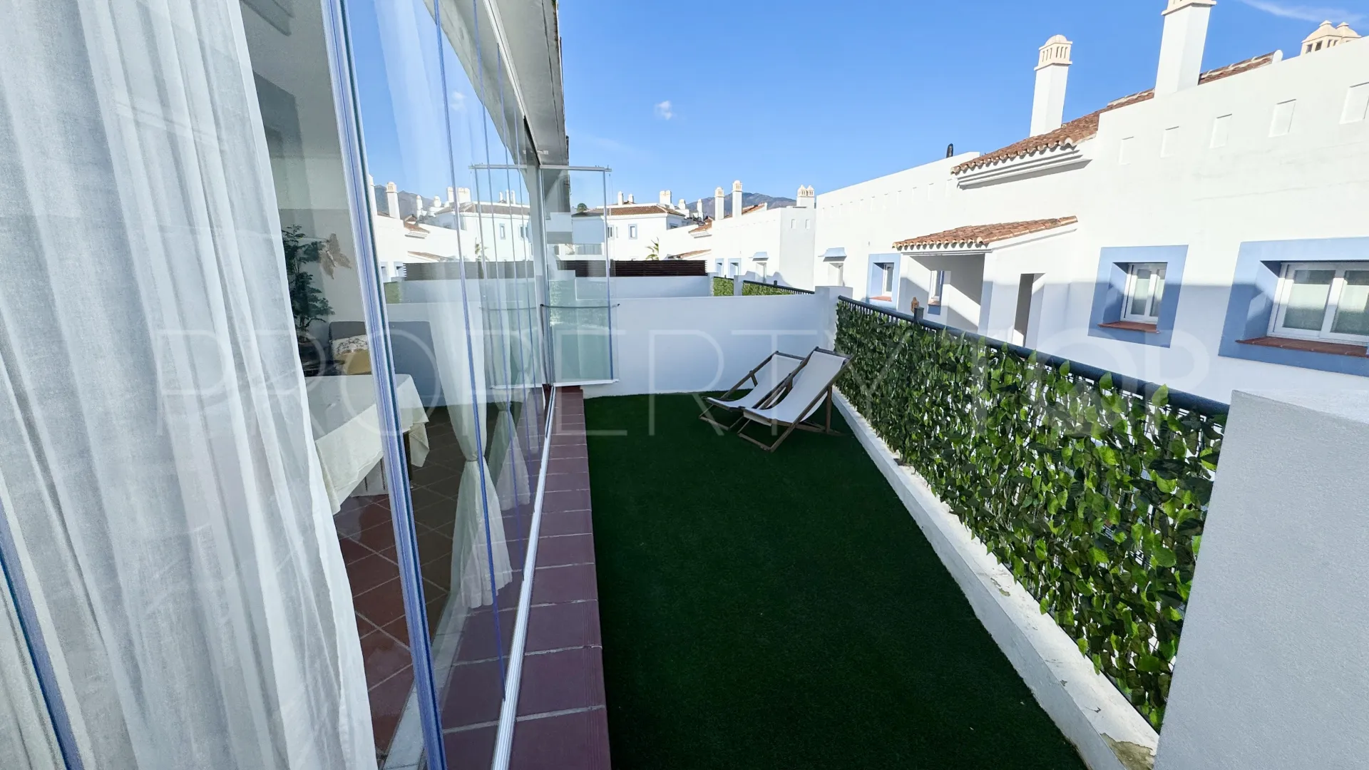 Apartamento planta baja en venta en Benahavis con 3 dormitorios