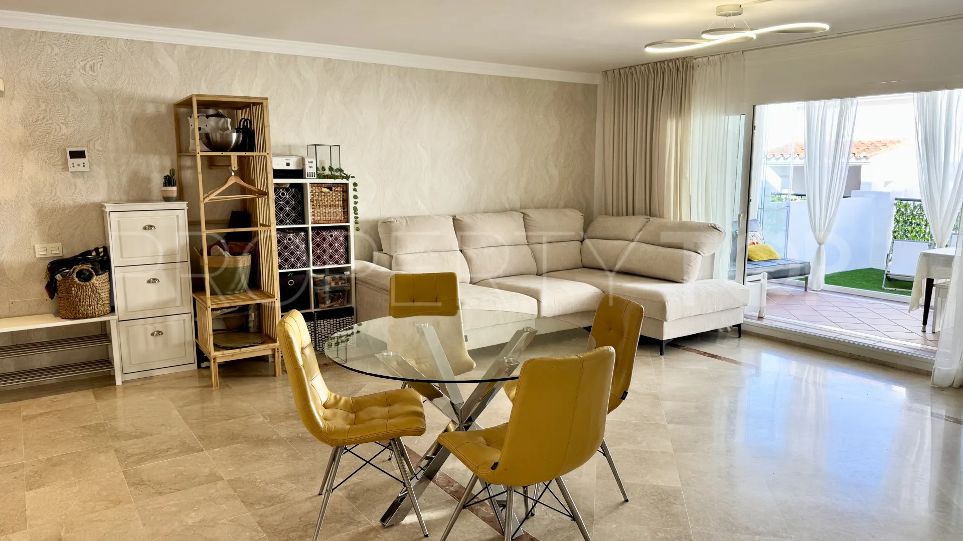 Apartamento planta baja en venta en Benahavis con 3 dormitorios