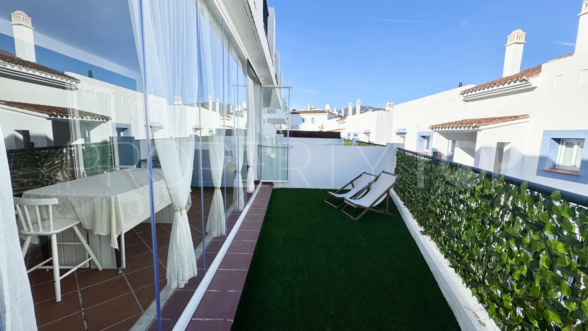 Apartamento planta baja en venta en Benahavis con 3 dormitorios