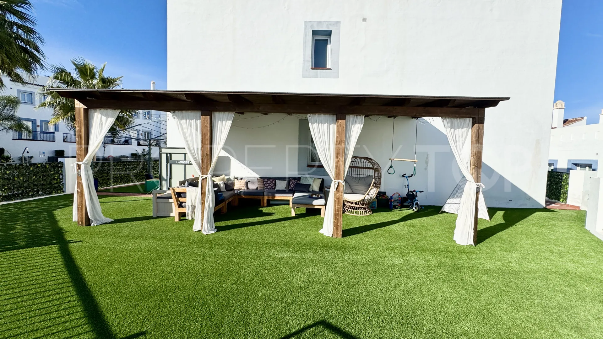 Apartamento planta baja en venta en Benahavis con 3 dormitorios