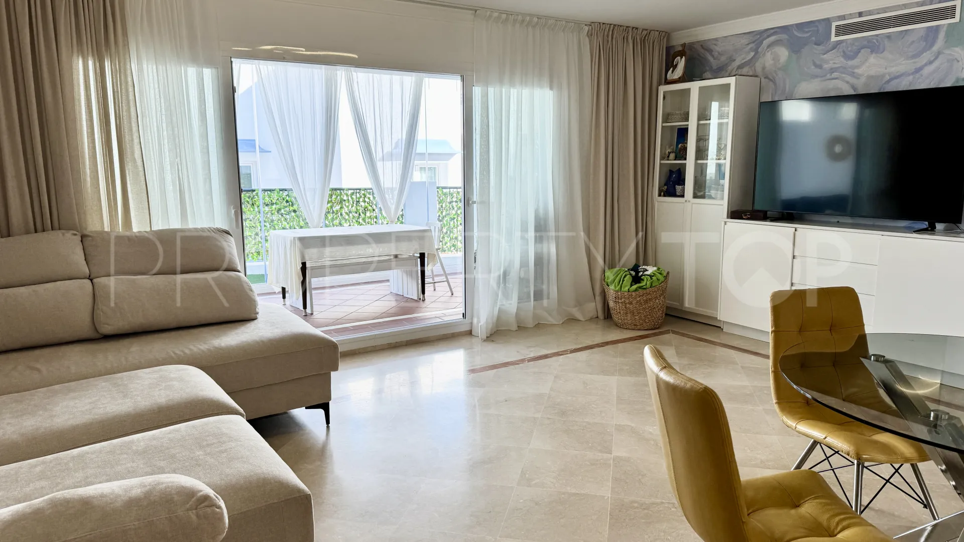 Apartamento planta baja en venta en Benahavis con 3 dormitorios
