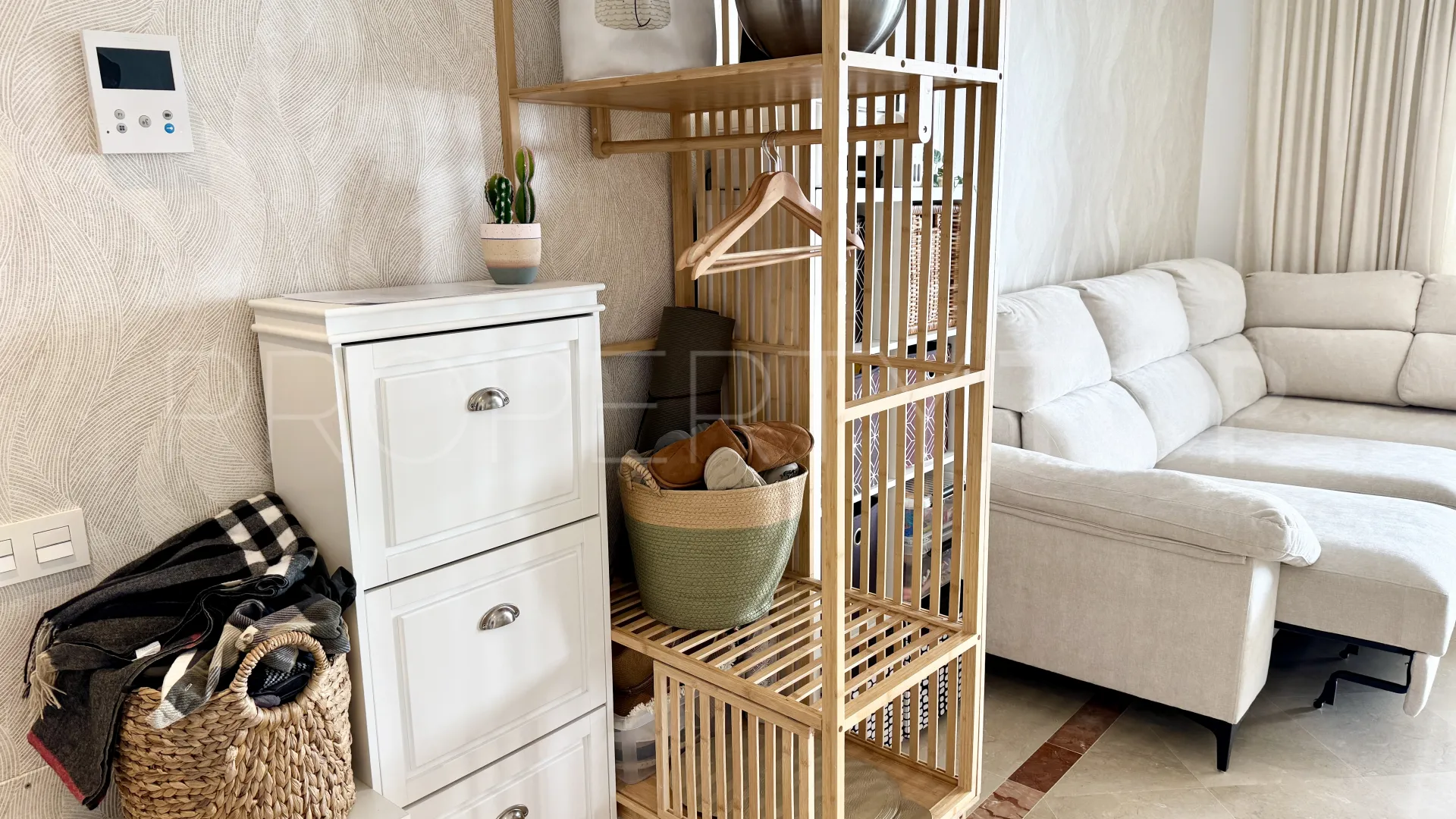 Apartamento planta baja en venta en Benahavis con 3 dormitorios