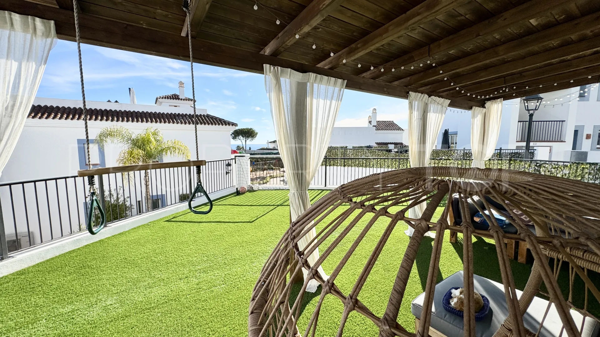 Apartamento planta baja en venta en Benahavis con 3 dormitorios