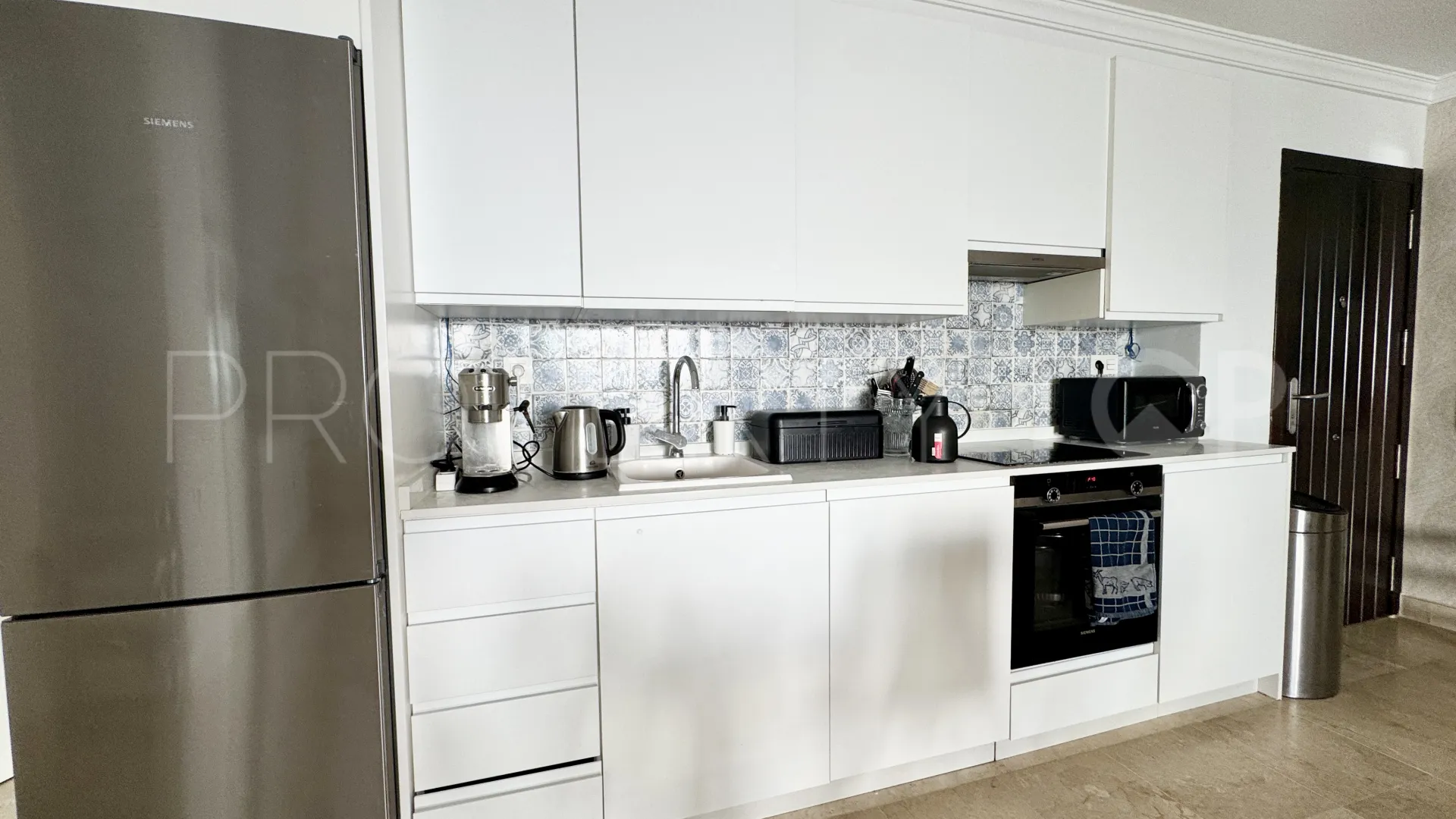 Apartamento planta baja en venta en Benahavis con 3 dormitorios