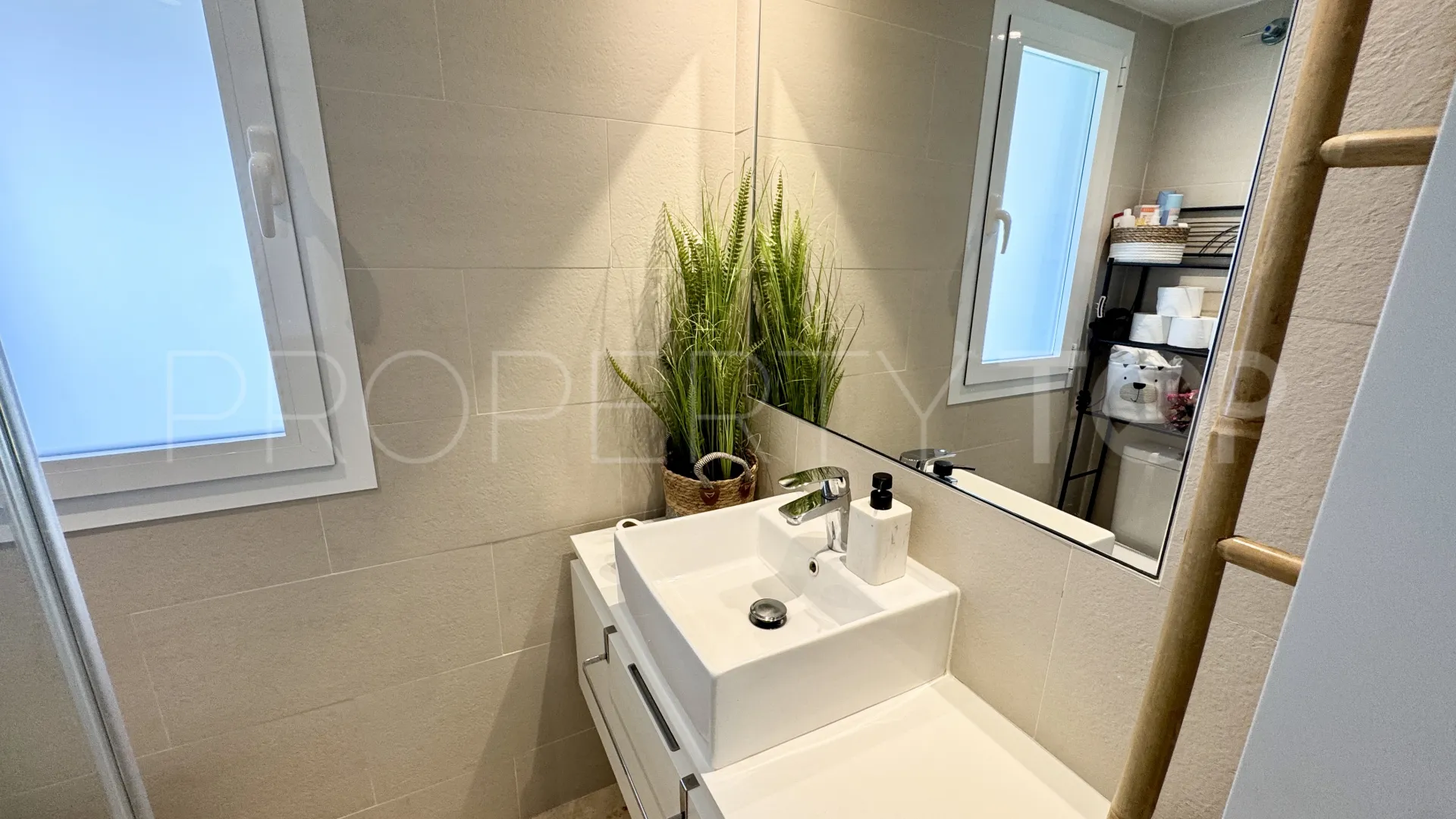 Apartamento planta baja en venta en Benahavis con 3 dormitorios