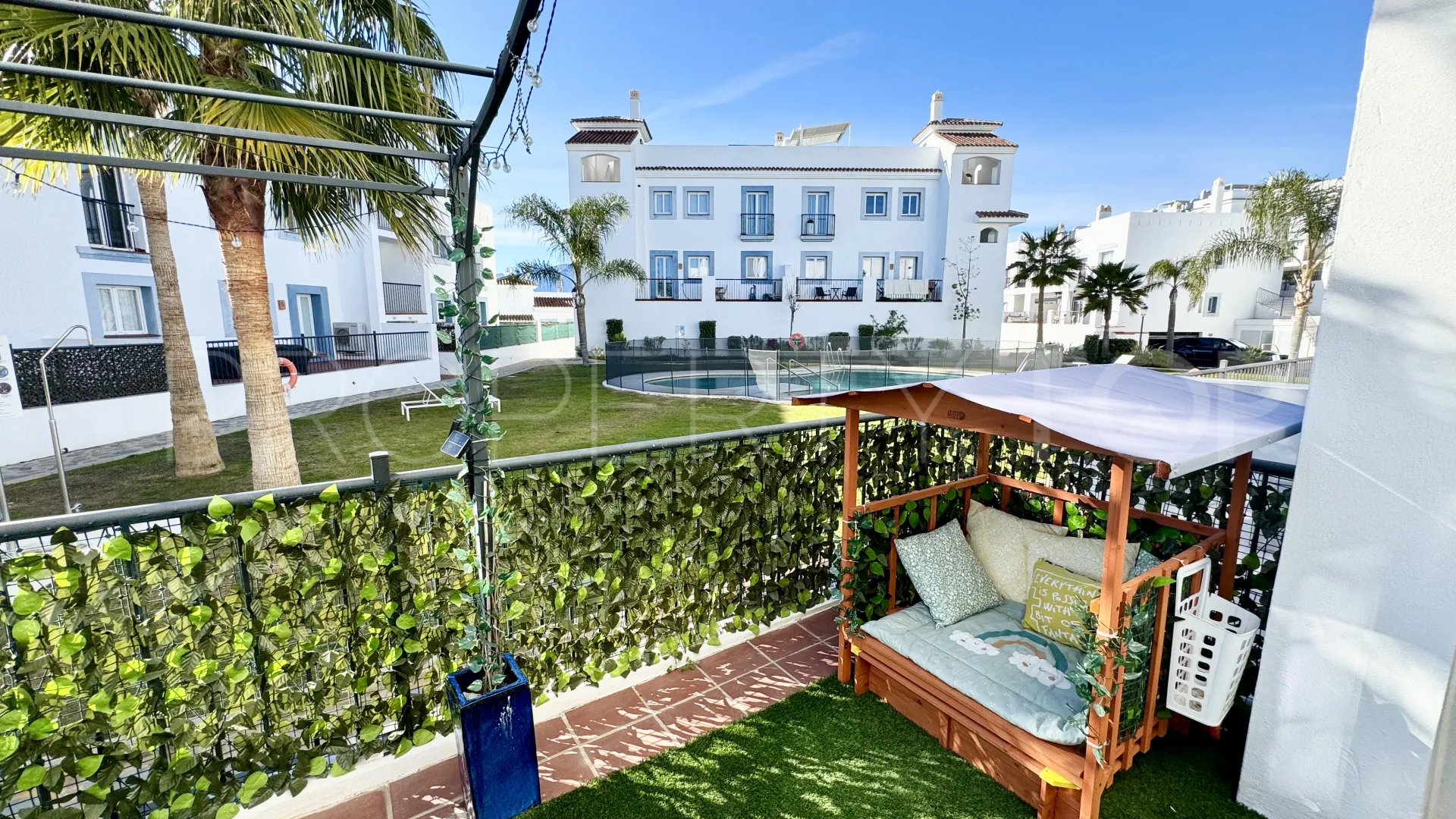 Apartamento planta baja en venta en Benahavis con 3 dormitorios