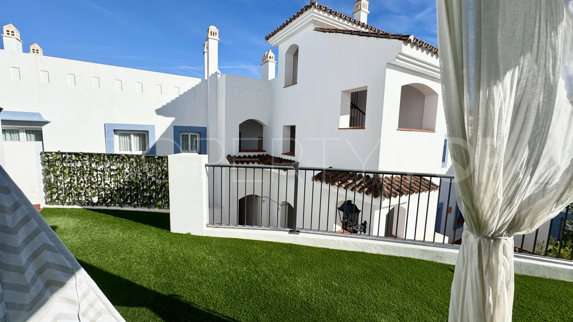 Apartamento planta baja en venta en Benahavis con 3 dormitorios