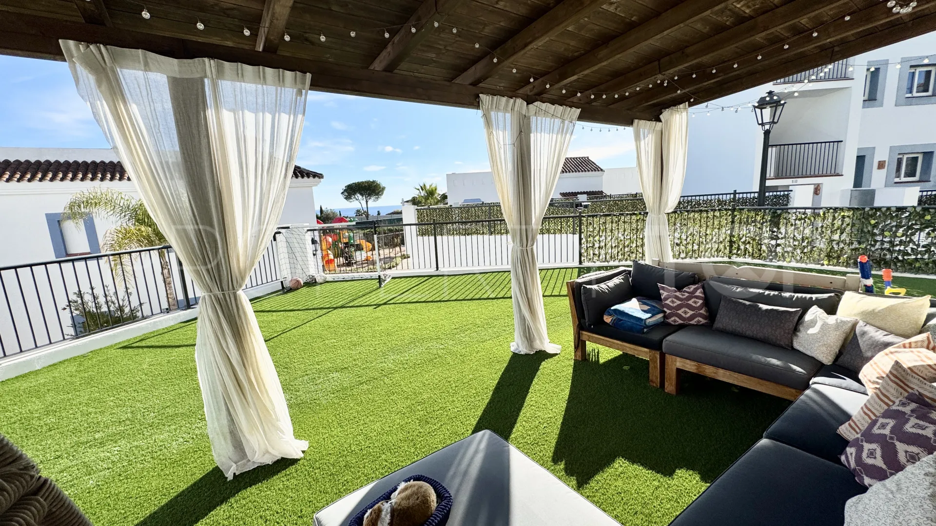 Apartamento planta baja en venta en Benahavis con 3 dormitorios
