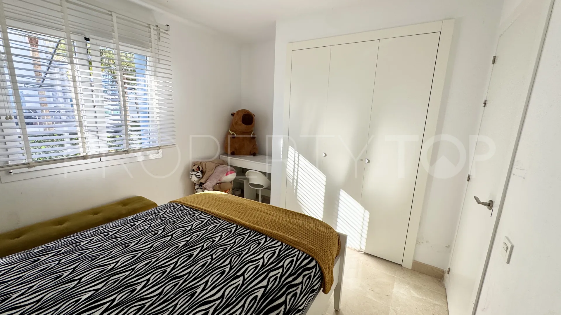 Apartamento planta baja en venta en Benahavis con 3 dormitorios