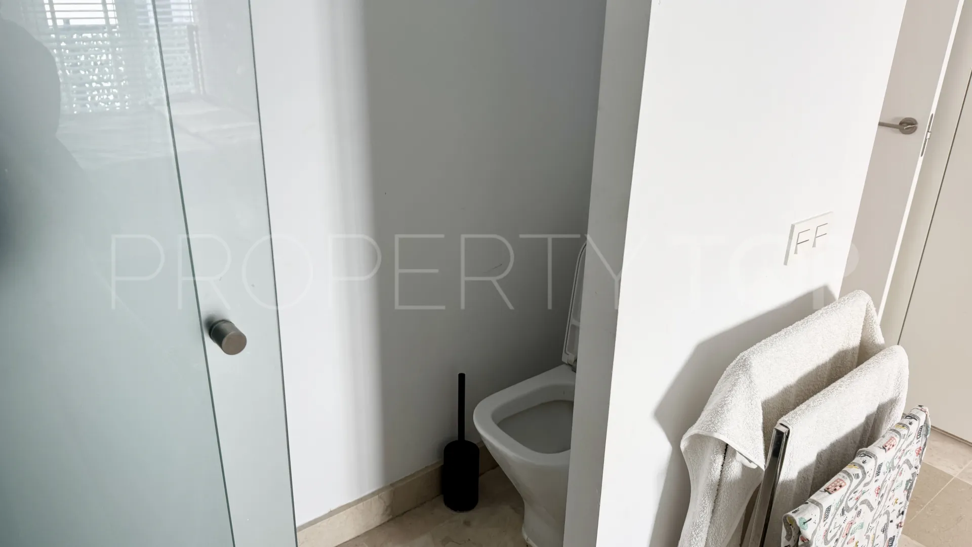 Apartamento planta baja en venta en Benahavis con 3 dormitorios