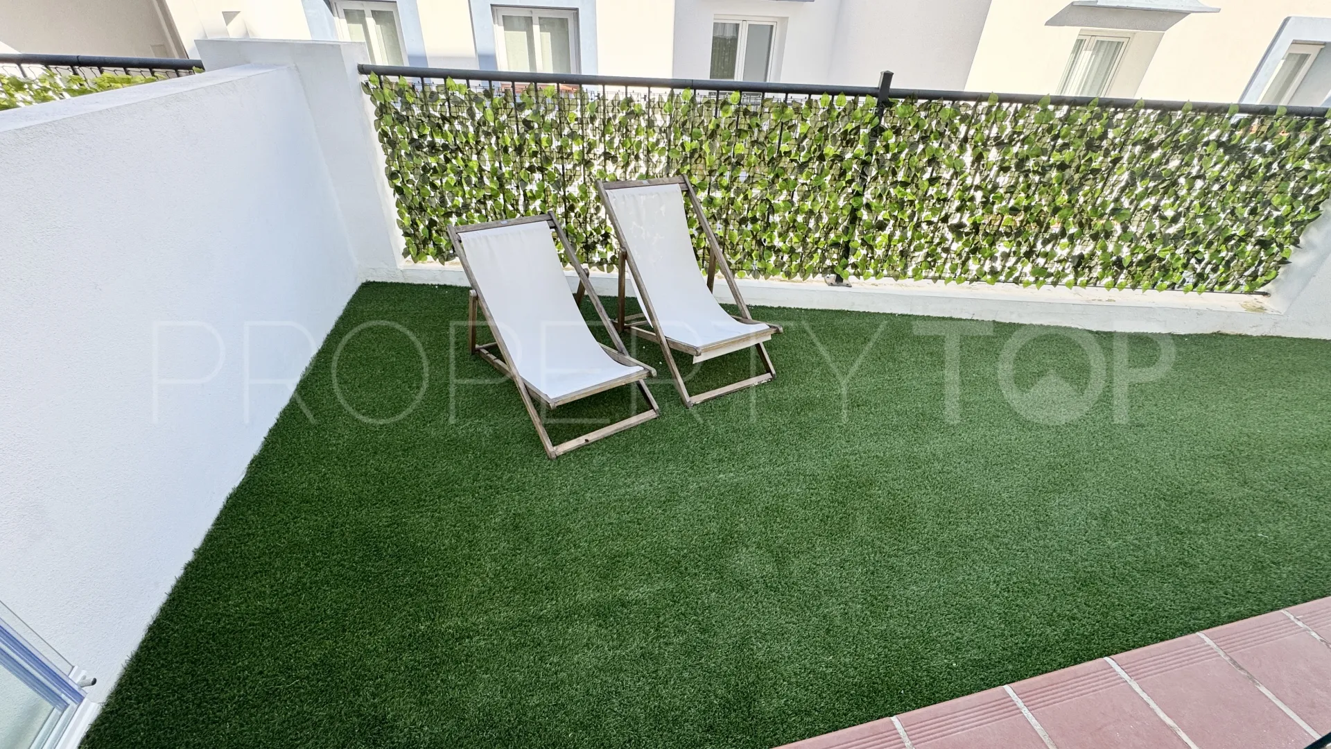 Apartamento planta baja en venta en Benahavis con 3 dormitorios