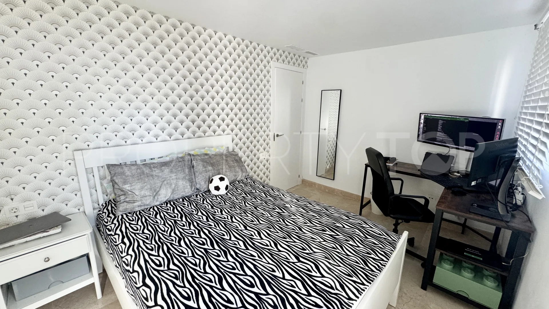 Apartamento planta baja en venta en Benahavis con 3 dormitorios