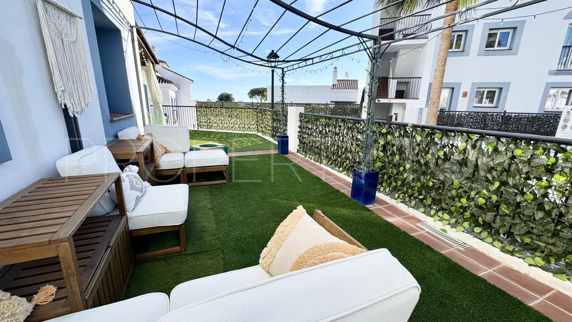 Apartamento planta baja en venta en Benahavis con 3 dormitorios