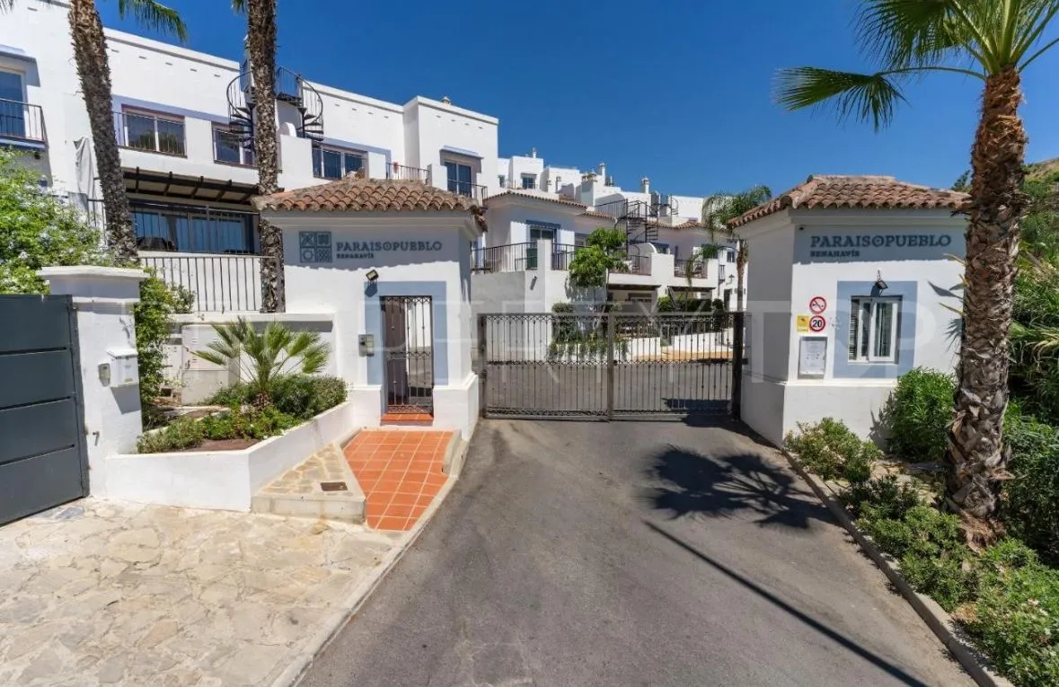 Apartamento planta baja en venta en Benahavis con 3 dormitorios