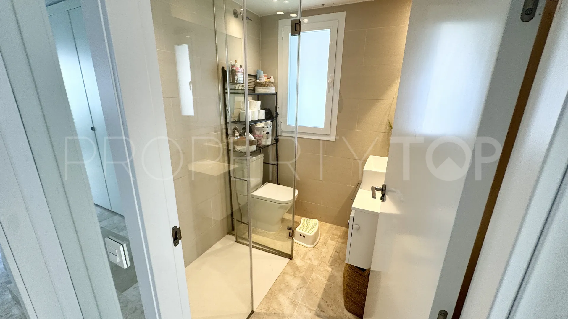 Apartamento planta baja en venta en Benahavis con 3 dormitorios