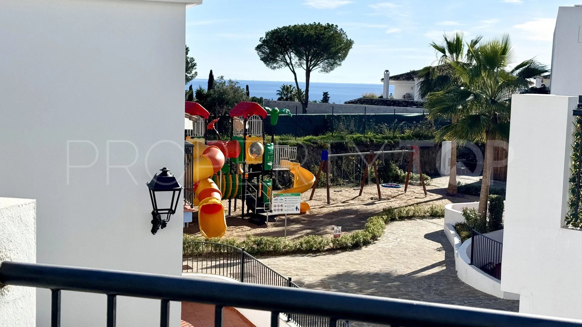 Apartamento planta baja en venta en Benahavis con 3 dormitorios