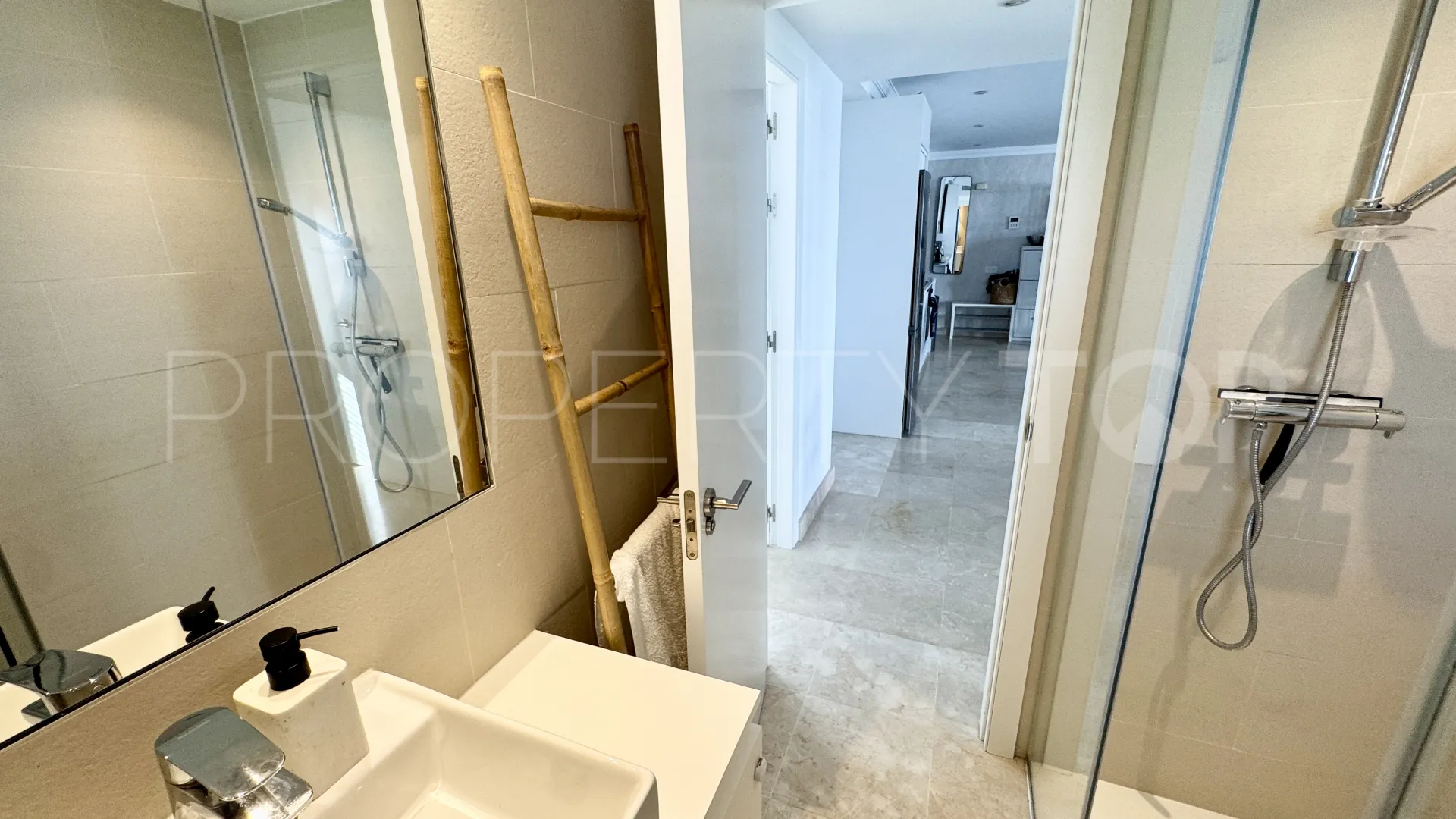 Apartamento planta baja en venta en Benahavis con 3 dormitorios