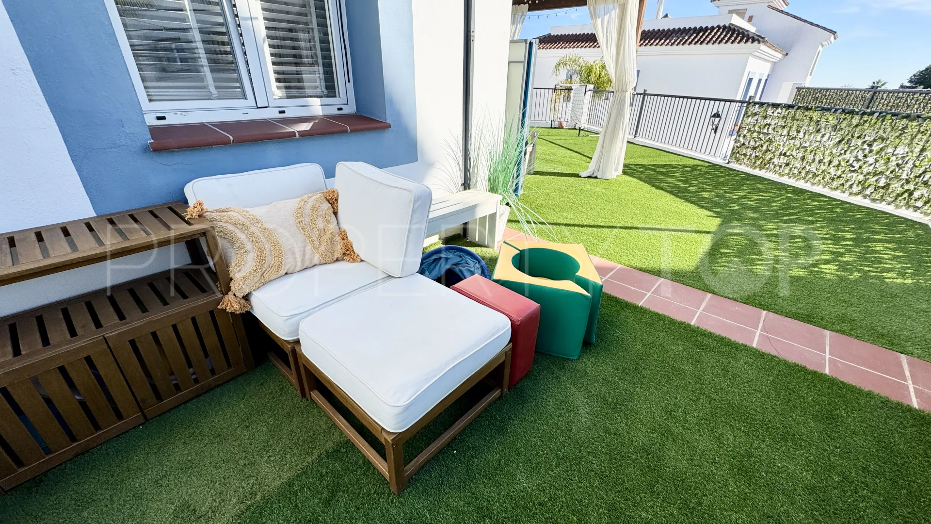 Apartamento planta baja en venta en Benahavis con 3 dormitorios