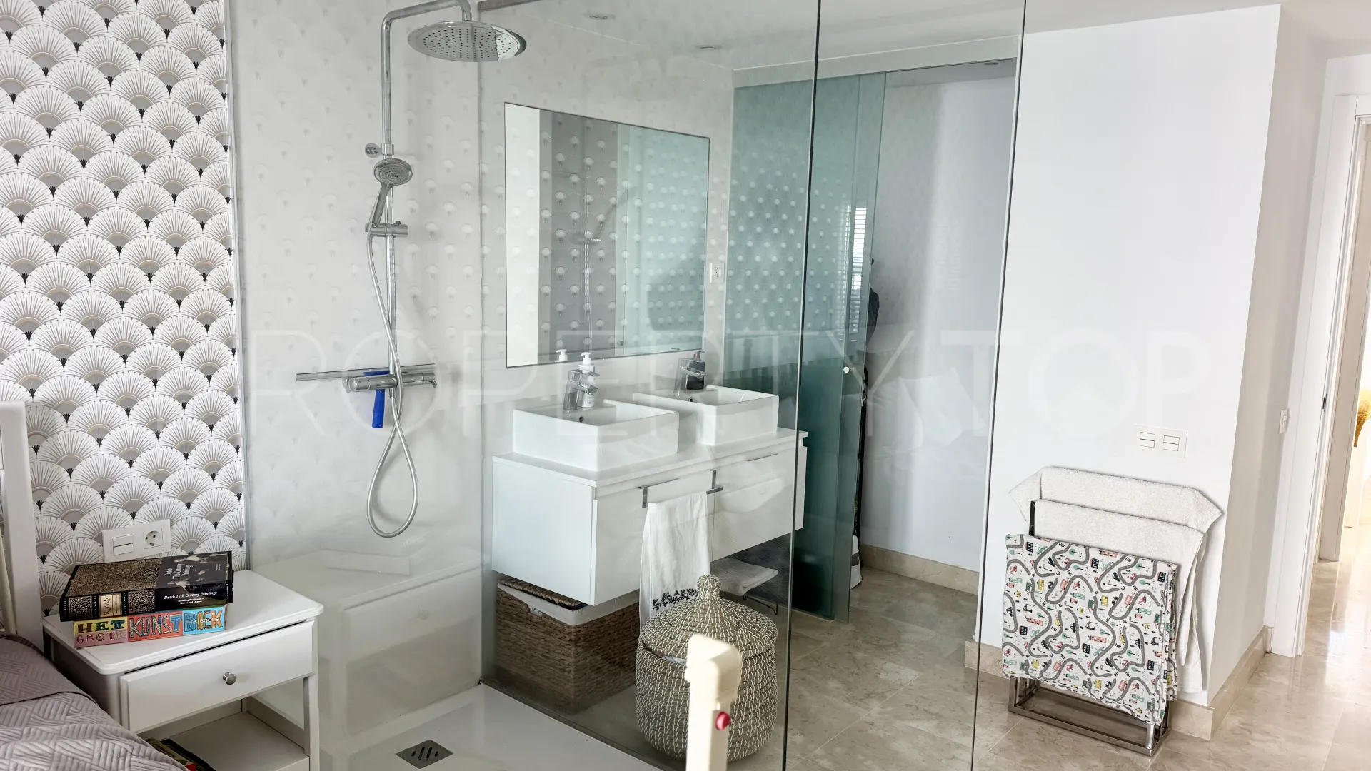 Apartamento planta baja en venta en Benahavis con 3 dormitorios