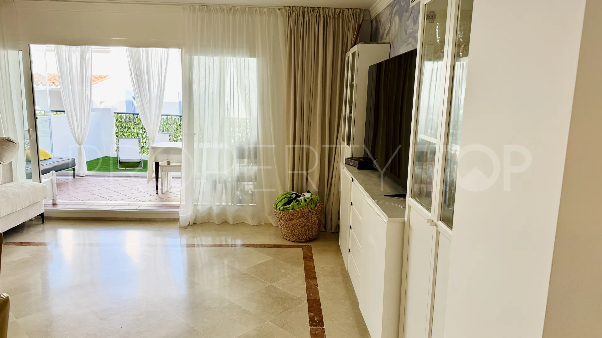 Apartamento planta baja en venta en Benahavis con 3 dormitorios
