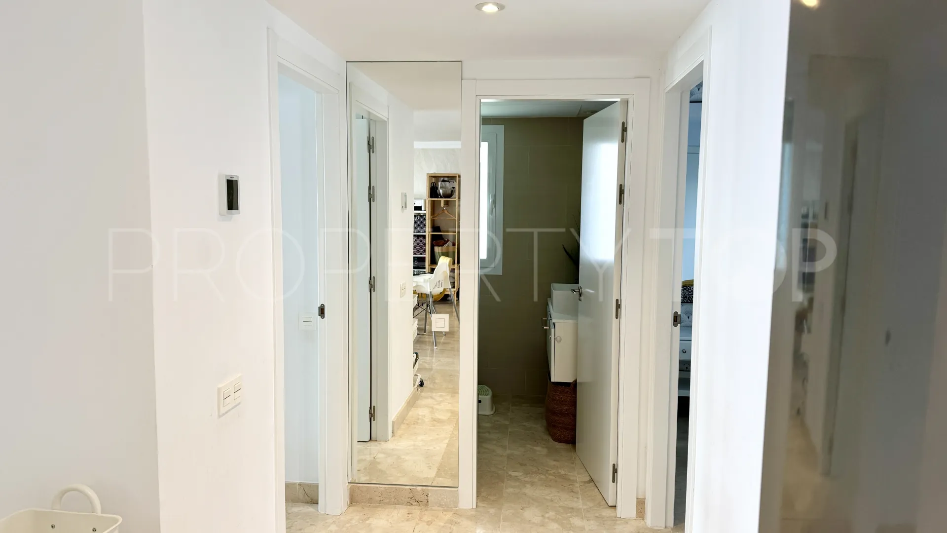 Apartamento planta baja en venta en Benahavis con 3 dormitorios