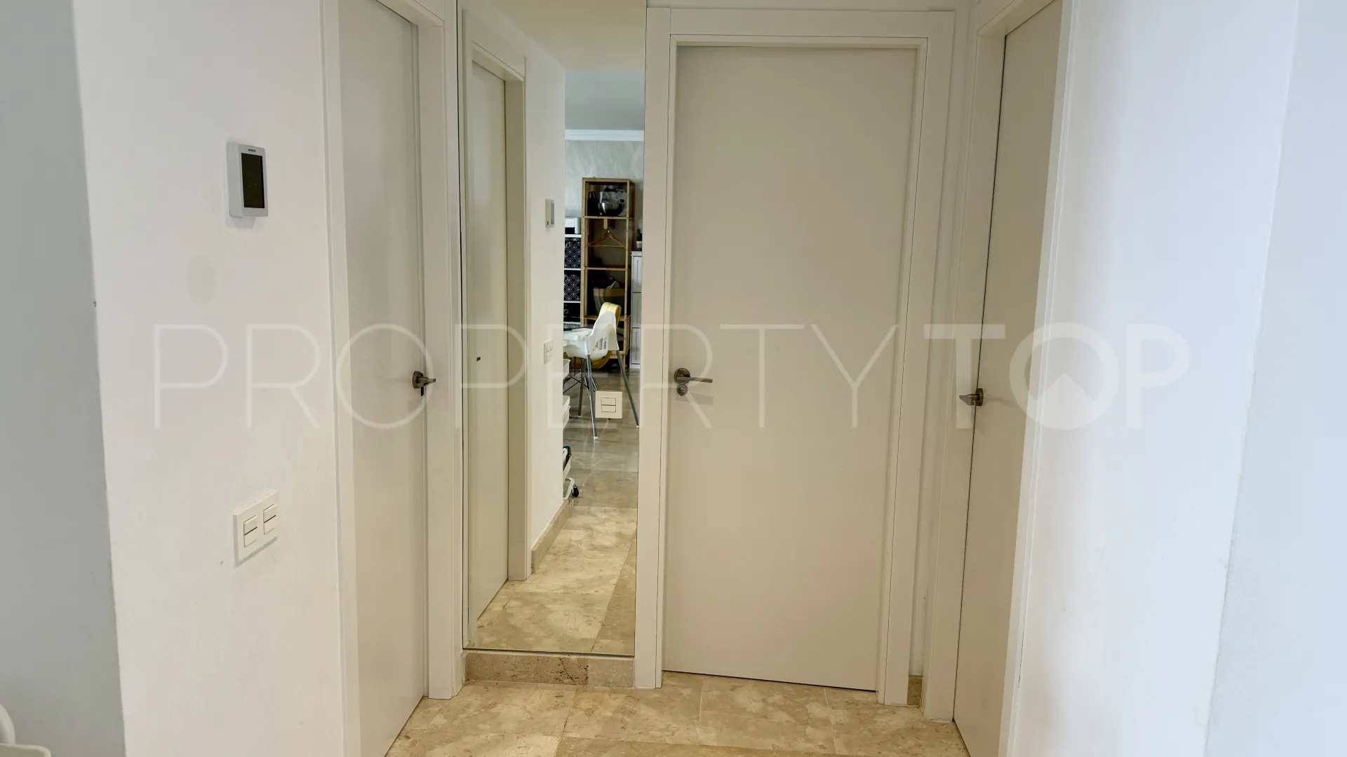 Apartamento planta baja en venta en Benahavis con 3 dormitorios