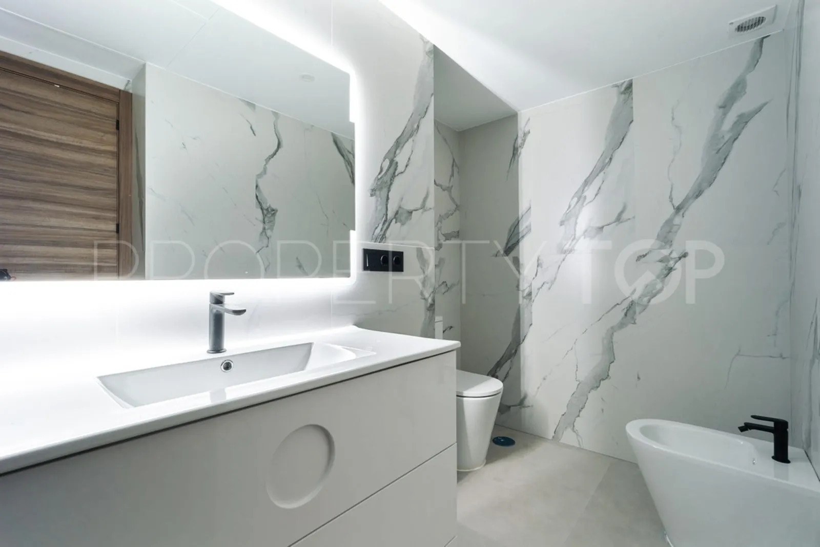 Apartamento planta baja en venta de 3 dormitorios en Nueva Alcantara