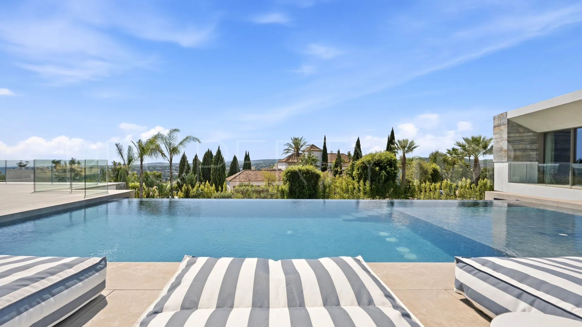 Se vende villa en Zona L
