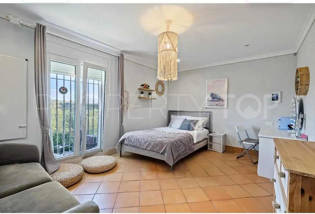 Chalet en venta con 4 dormitorios en Zona F