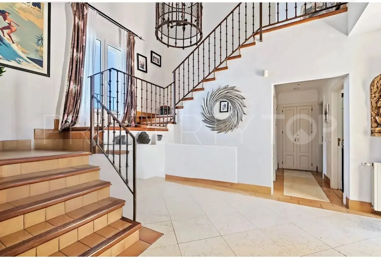 Chalet en venta con 4 dormitorios en Zona F