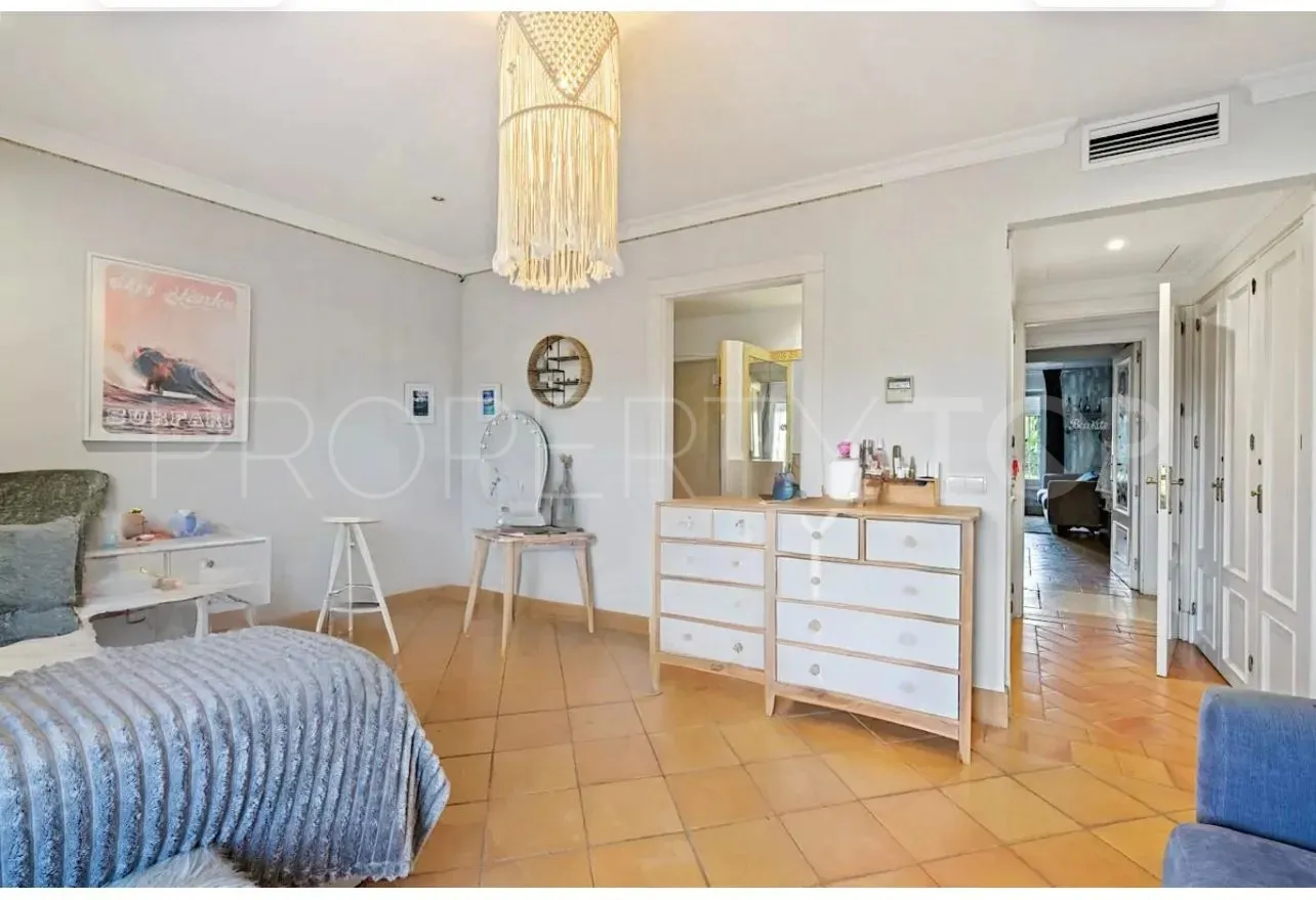 Chalet en venta con 4 dormitorios en Zona F